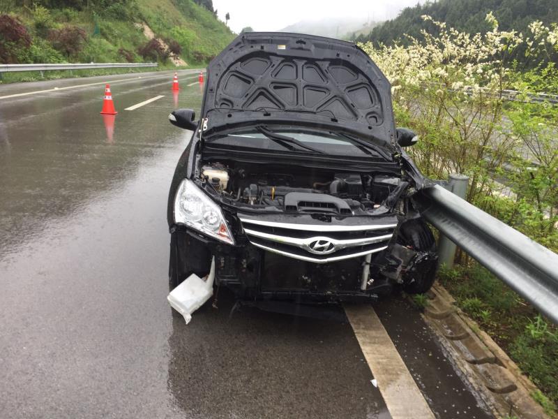 男子雨天超速行驶撞上波形护栏 一不留神险酿大祸