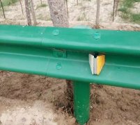 货车撞上波形护栏又撞上山体“生命护工程”显威