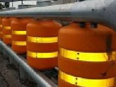 公路这种新型旋转式护栏，可降低事故死亡率