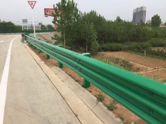 安徽护栏板厂家分析为什么公路中间要安装隔离三波波形护栏板