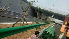 宣城省道波形护栏板旌德县景区绿色护栏板正在安装中