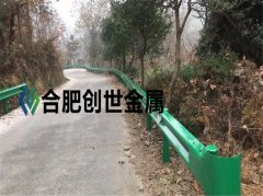 六安镀锌喷塑加型波形护栏安装完毕